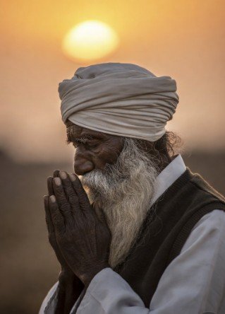 Elder Sikh Man Praying at Sunrise5